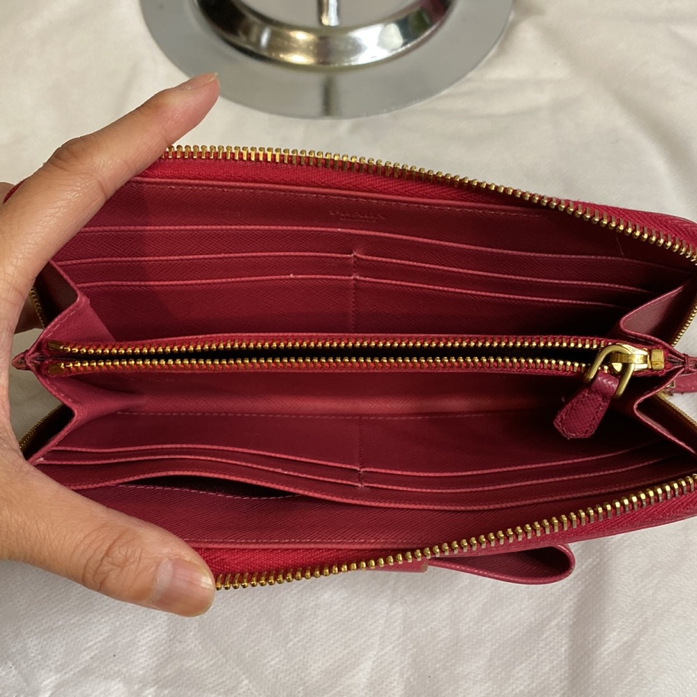 Prada - Picture 4 of 5